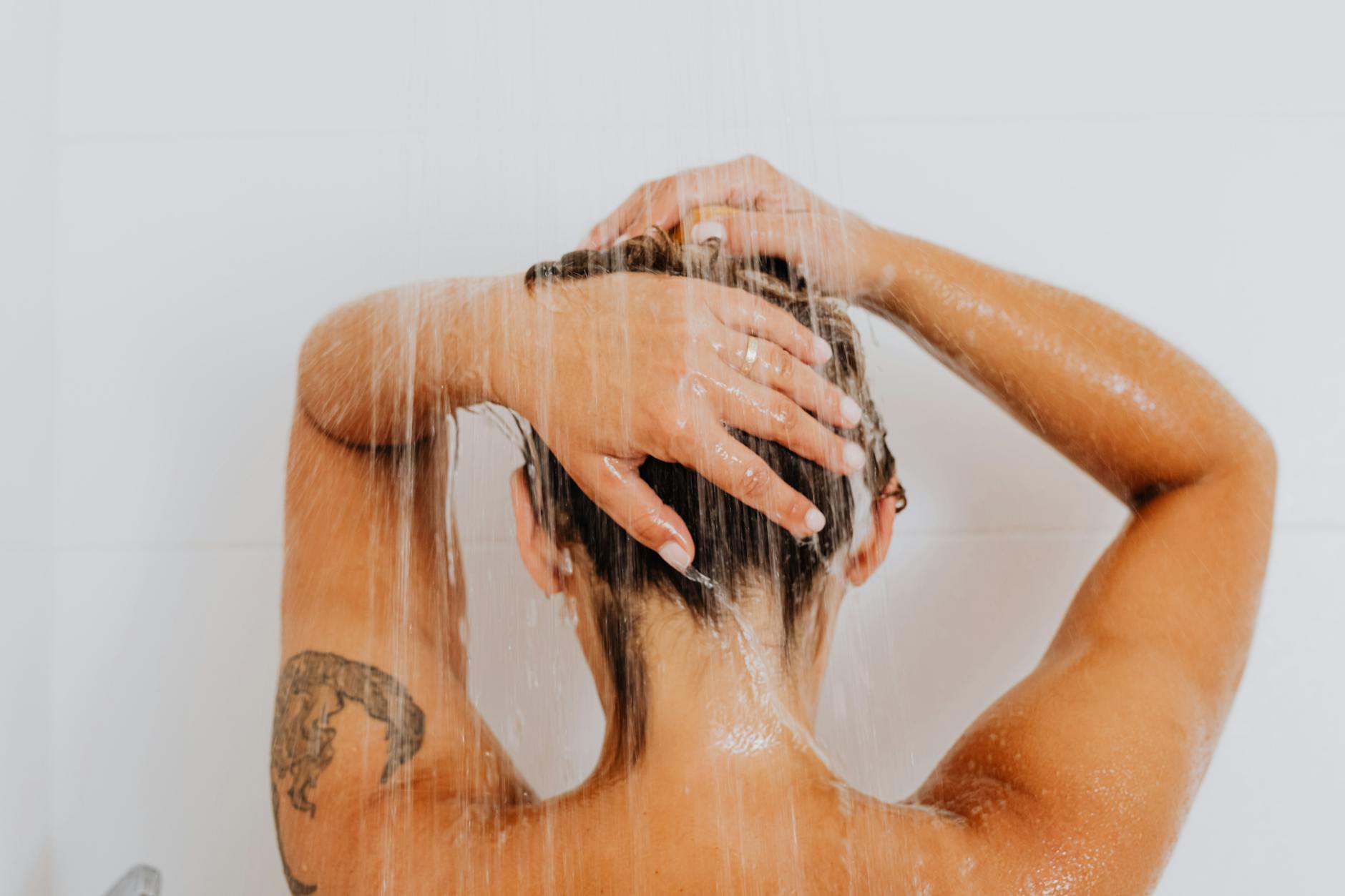 Pommeau de douche filtrant chlore avec eau coulant et peau sensible