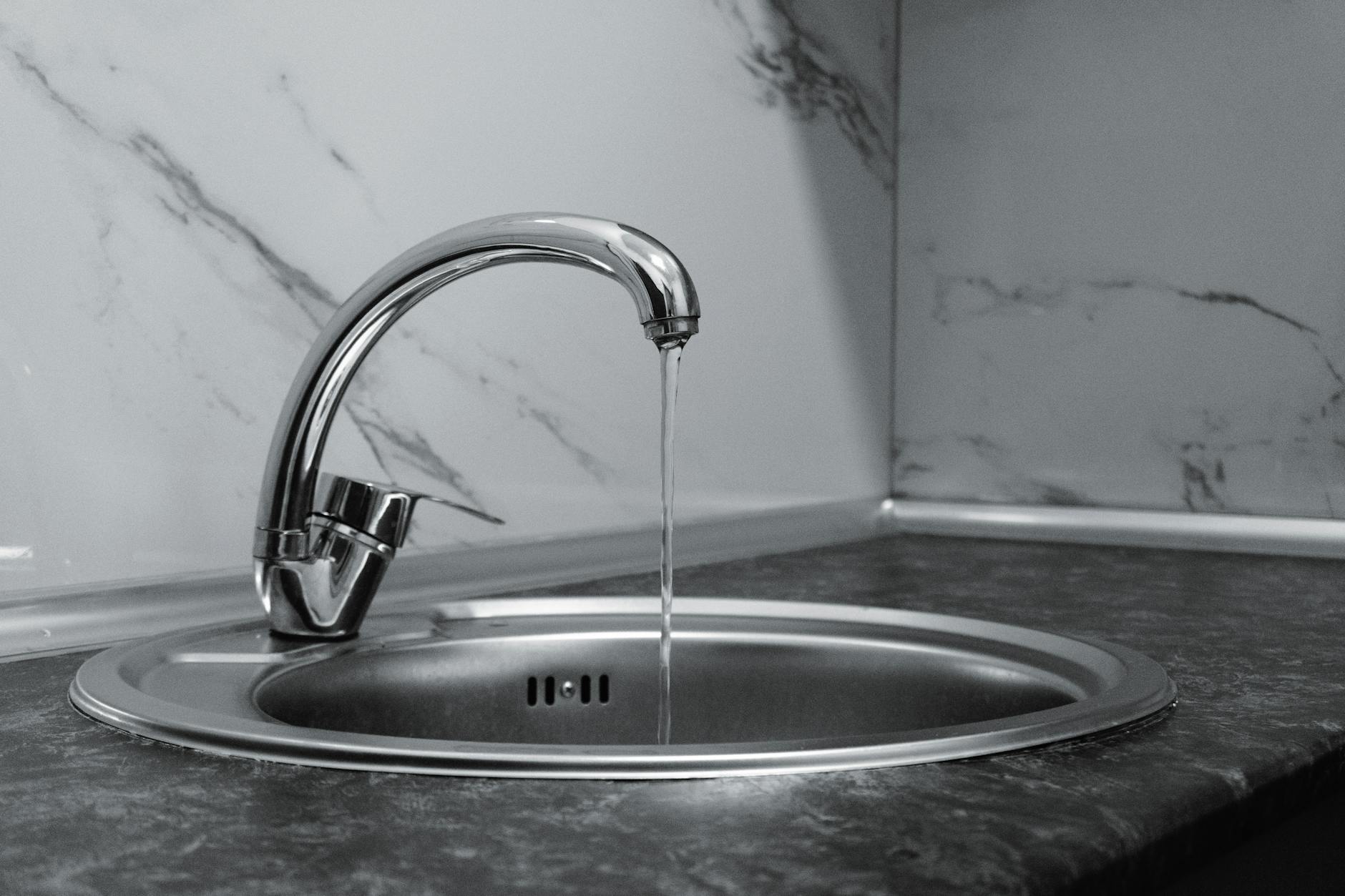 Canalisation en plomb ancienne dans une maison française et verre d'eau